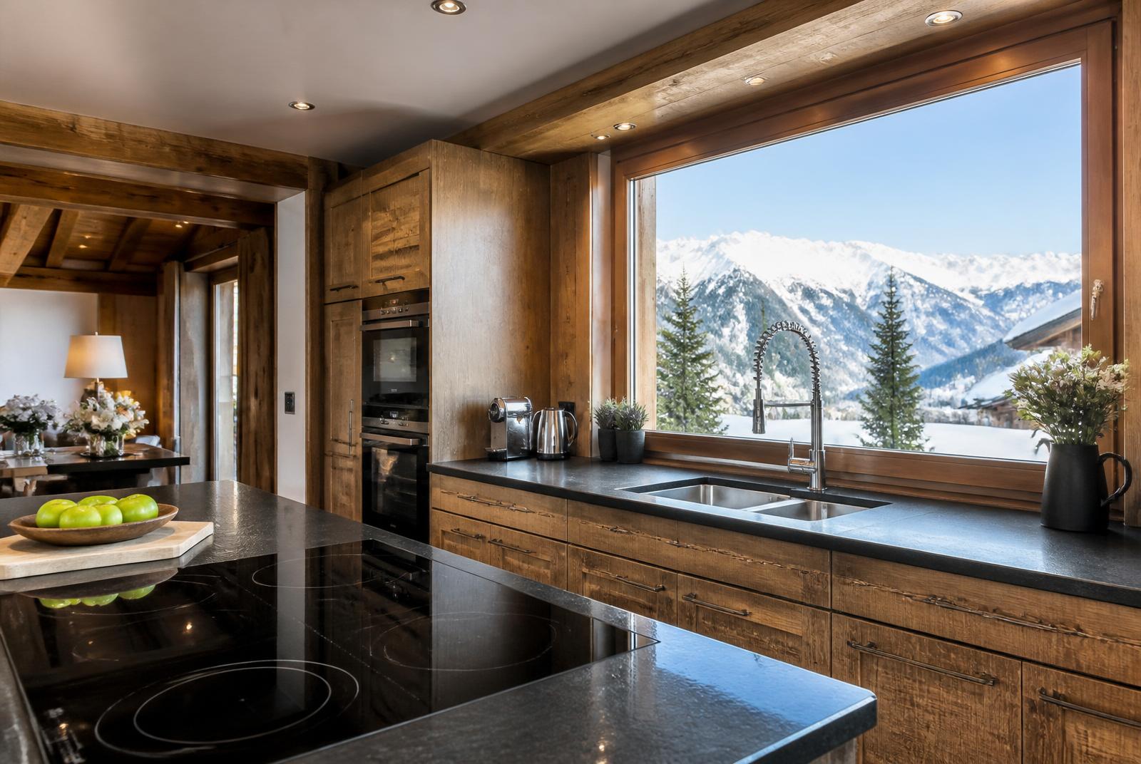 Cuisine de chalet parfaitement nettoyée, plan de travail et évier étincelants